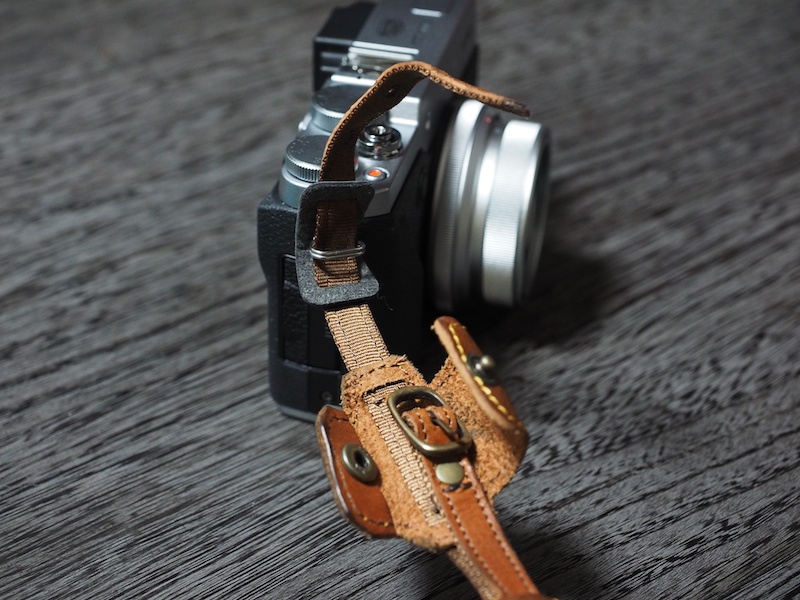 ストラップの取り付け部のサイズは8mm。通常の一眼レフで使用するストラップを取り付けることができます。お気に入りのストラップが使えるのもいいですね。