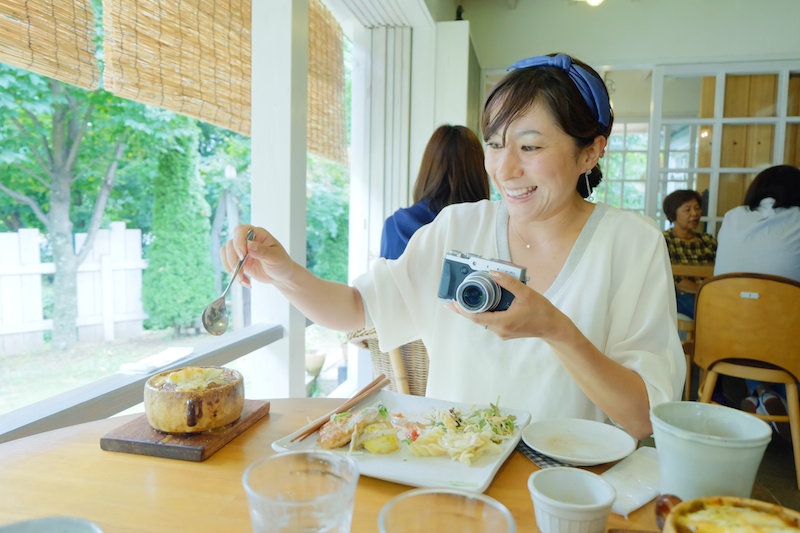 森の中にあるかわいいカフェ「七カ月」でお昼ごはんを食べました。ごはんを食べる前に、撮影タイムがはじまります。