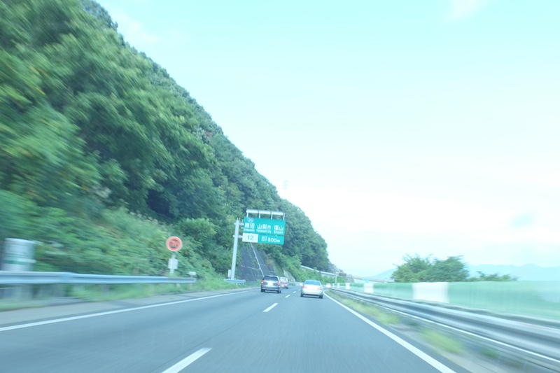 マリエさんに会いに安曇野へ。この時はスタッフに運転してもらい、助手席から撮影しました。シャッター速度優AE　絞り：F9　シャッター速度：1/30秒　露出補正：+2.7EV　ISO200　焦点距離：8.9mm　PRO Neg. Sta　ホワイトバランス：オート（R-5、B＋5）　Dレンジ：200％　撮影：山本まりこ