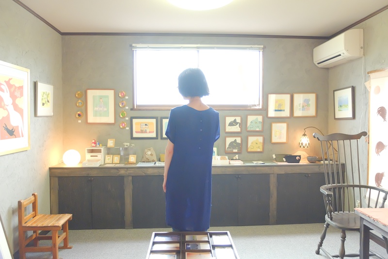 マリエさんのアトリエ「安曇野SKY版画工房」のギャラリーの前で。マニュアル　絞り：F2　シャッター速度：1/50秒　ISO800　焦点距離：7.1mm　ASTIA　ホワイトバランス：オート（B-2）　Dレンジ：200％　撮影：山本まりこ