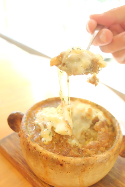 「七カ月」の焼きカレー。熱々をいただきます。マニュアル　絞り：F2.2　シャッター速度：1/80秒　ISO800　焦点距離：8.3mm　ASTIA　ホワイトバランス：オート（R-2）　Dレンジ：200％　撮影：山本まりこ