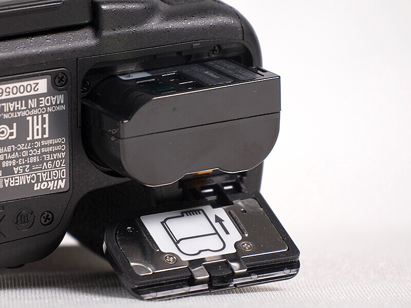 バッテリーはD810、D610と共用のEN-EL15を採用。約1230コマの撮影が可能