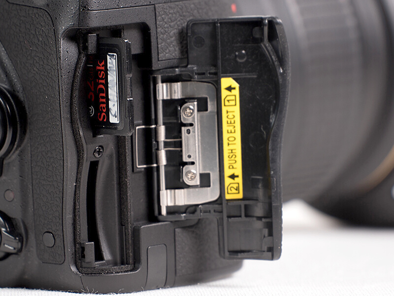 記録メディアはSDメモリーカードを採用。2枚挿しが可能なデュアルスロット。UHS-I規格に対応