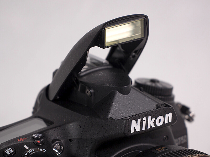 内蔵ストロボはガイドナンバー：約12（ISO 100・m）。シンクロ速度は1/200秒まで