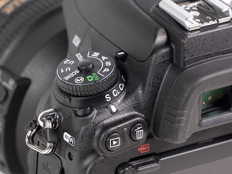 ボディ左上面にはモードダイヤルを備える。D610と同様だが、ここがD810との一番大きな違いかもしれない
