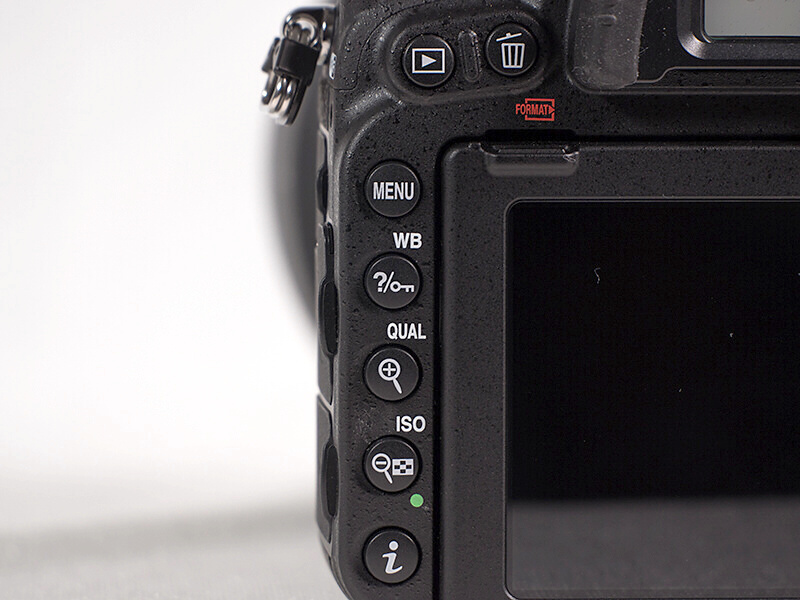 チルト式液晶モニターを採用しながらも、背面の左側には各種設定ボタンを備える