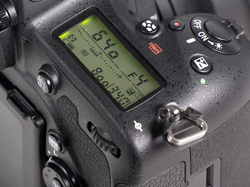 ボディ上面の情報表示パネルはD810に比べるとコンパクト。詳しい設定を一覧で見るにはinfoボタンを押し、液晶モニターの情報表示を見るのがよい