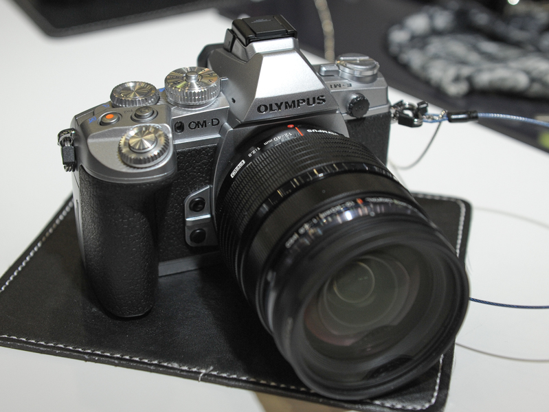OLYMPUS OM-D E-M1のシルバー