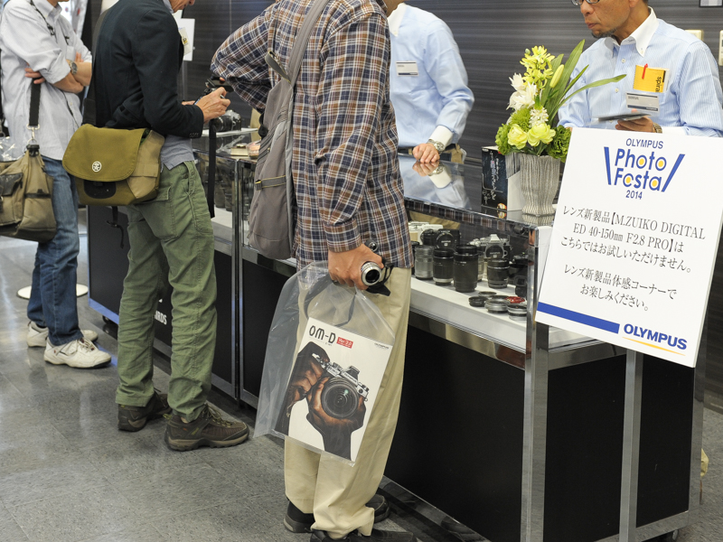 レンズの体験コーナーも