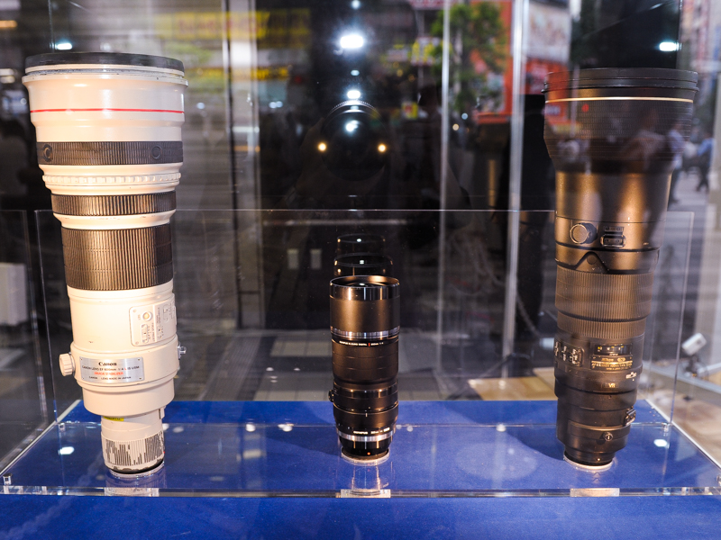 35mm判換算で600mm F4になることから、大きさ比較として、一眼レフ用の600mm F4レンズと並べて展示していた