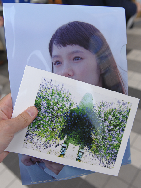 カメラを体験すると、CMにも出演している宮崎あおいさんのフォトブックとクリアファイルがもらえる