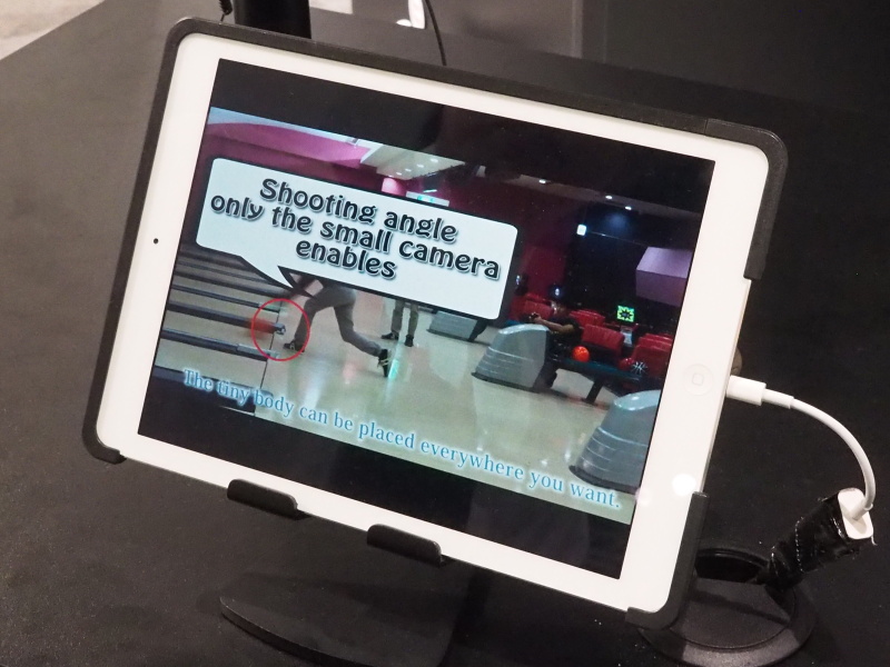 極端に低いアングルからも撮影できるとアピール