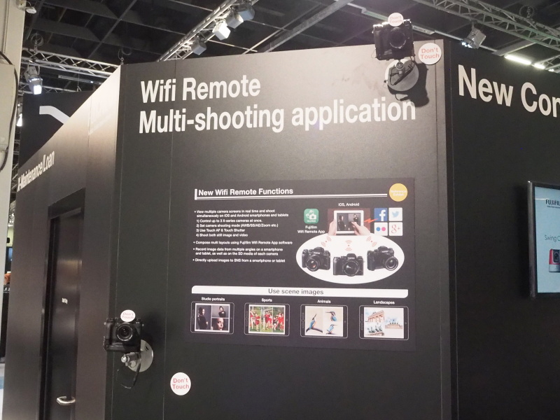 複数台のリモート撮影を行なうデモ。壁面にX-T1を設置