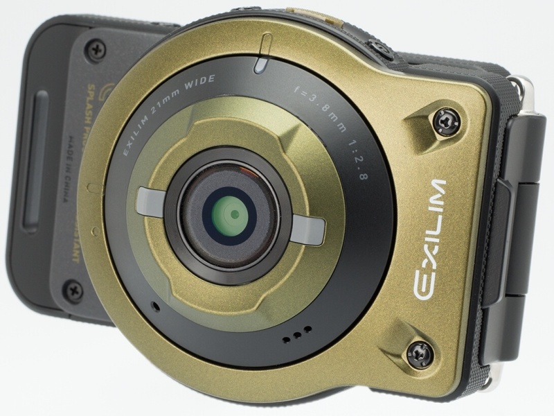 畳んだ状態なら普通のコンパクトカメラのように使える。かなり厚みがある（48mmほど）ので、携帯性はもうひとつだ