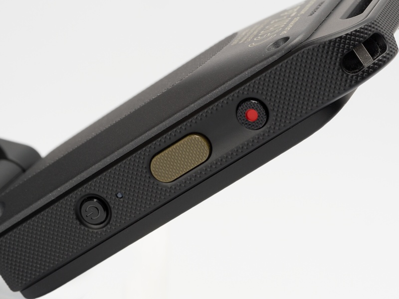 コントローラー部の操作部。左から、ムービー、シャッター、電源ボタンがある