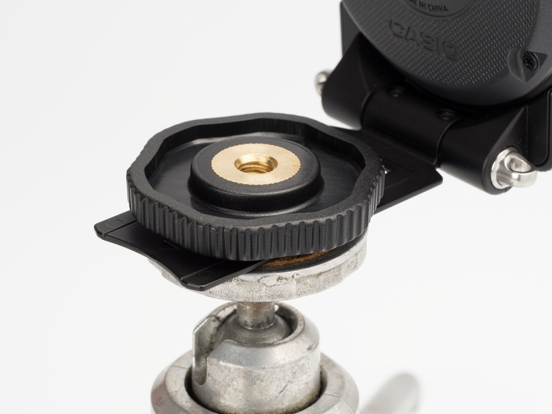 付属の三脚ナットを使って、カメラ部を固定することができる