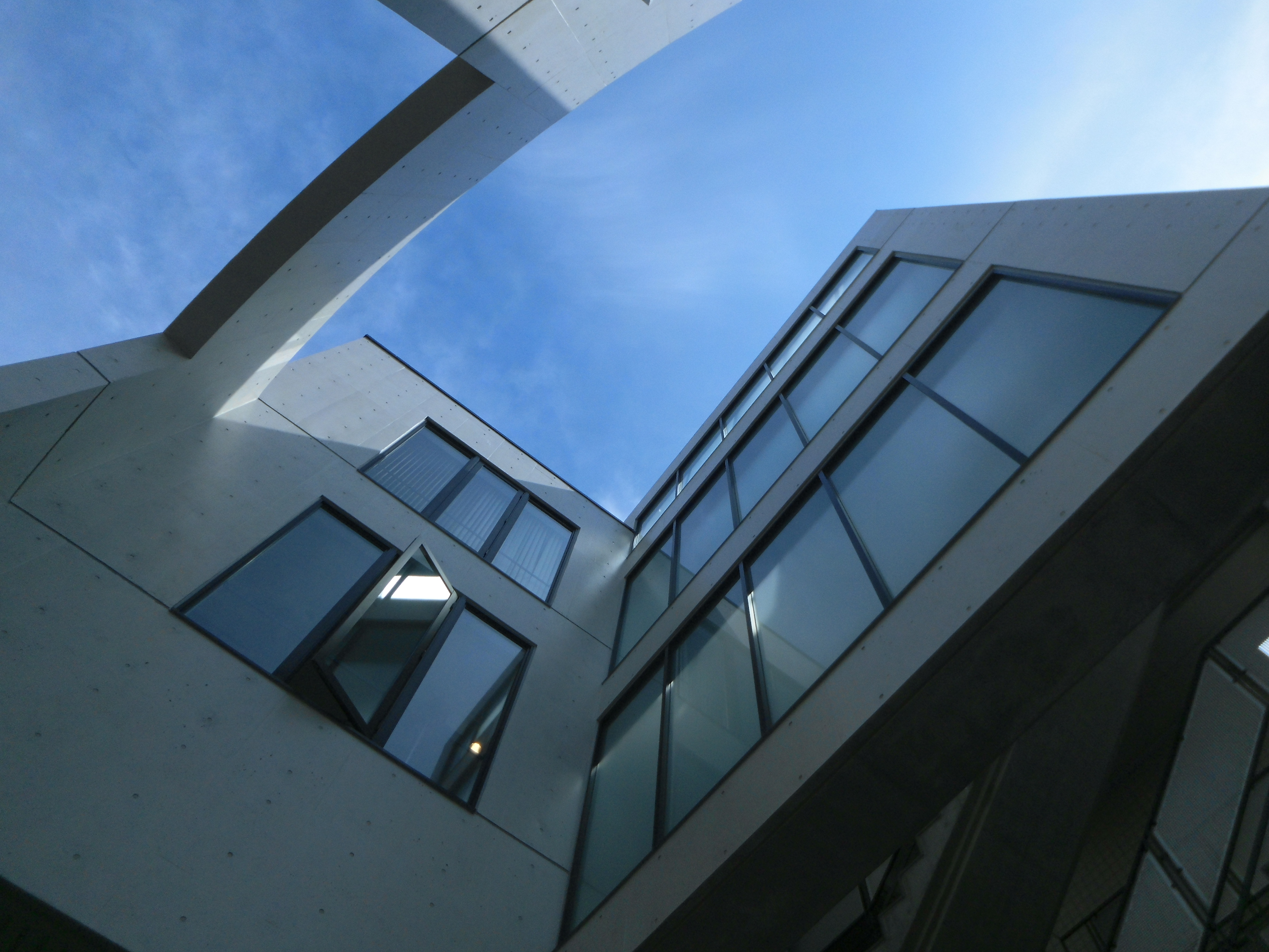 天気のいい昼間に撮る分には、21mm相当の広角レンズはとても楽しい。1/2,500秒 / F2.8 / ISO100 / オート / 3.8mm