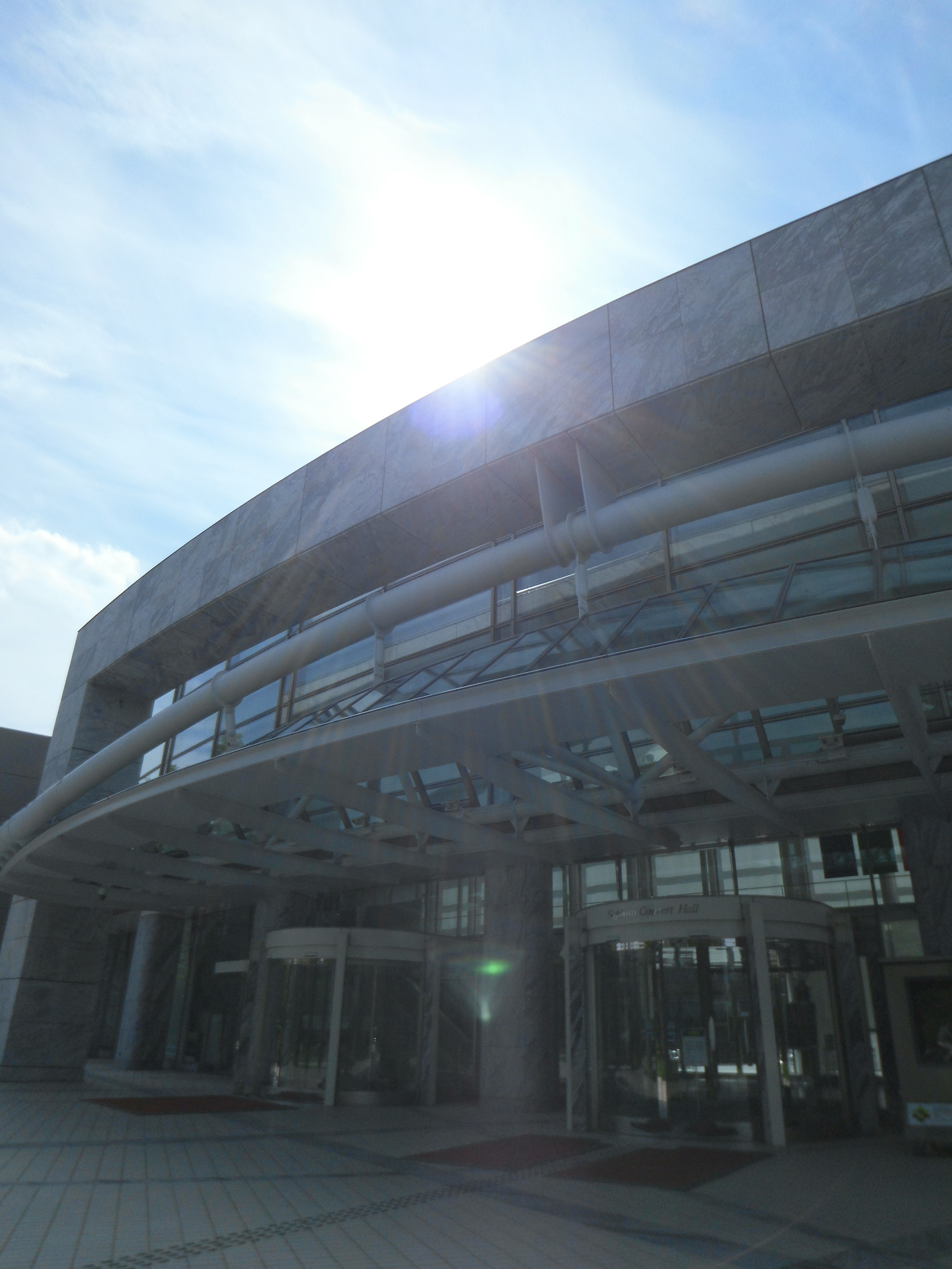 いじわるして画面内に太陽を入れて撮ったカット。1/4,000秒 / F2.8 / ISO100 / オート / 3.8mm