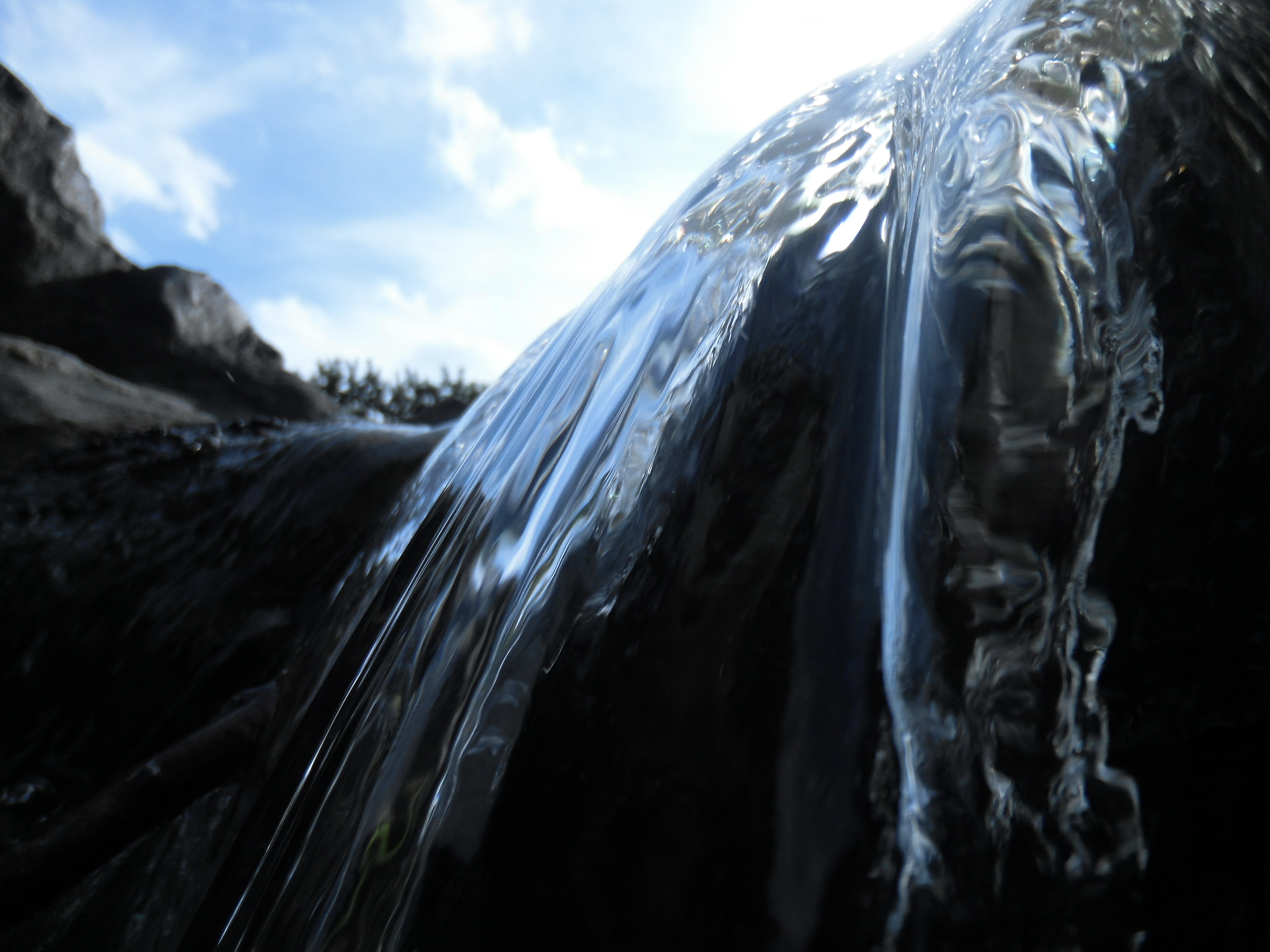 落差のある川の流れを下からあおって撮ってみた。カメラ部が分離できるので、手もとで画面を見ながら撮影できるのが便利。1/1,250秒 / F2.8 / ISO100 / オート / 3.8mm