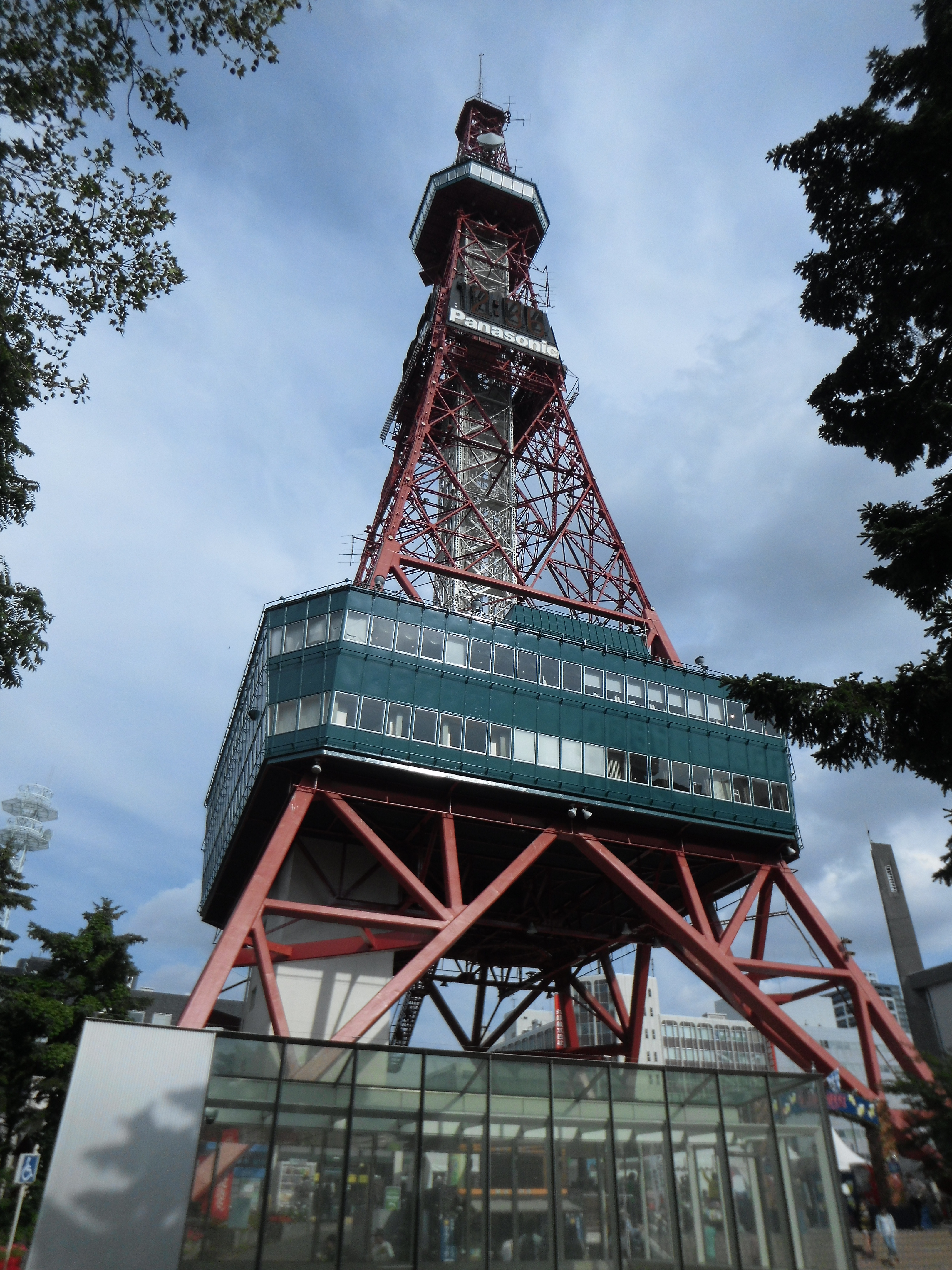 毎度登場のテレビ塔。ここまで寄って足もとからてっぺんまで全部写るカメラは少ない。1/2,000秒 / F2.8 / ISO100 / オート / 3.8mm
