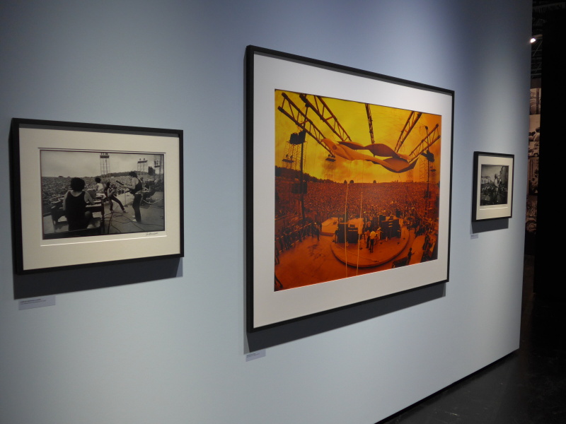 ジム・マーシャルの展示コーナー。1967年のモンタレー・ポップ・フェスティバルでギターに火を放つジミ・ヘンドリックスや、1969年のウッドストック・フェスティバルで熱演するカルロス・サンタナの写真などがあった