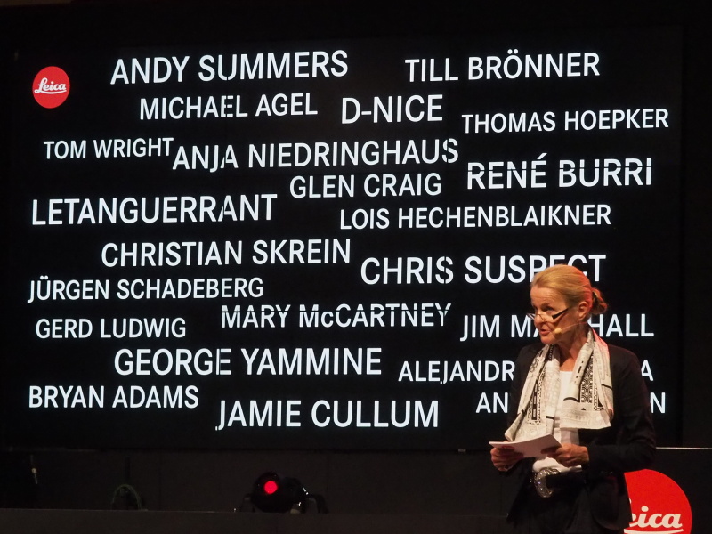 フォトキナ2014の展示作家を紹介するカリン・レン-カウフマン氏（左）。オープニングに駆けつけた写真家が壇上に並ぶシーンも