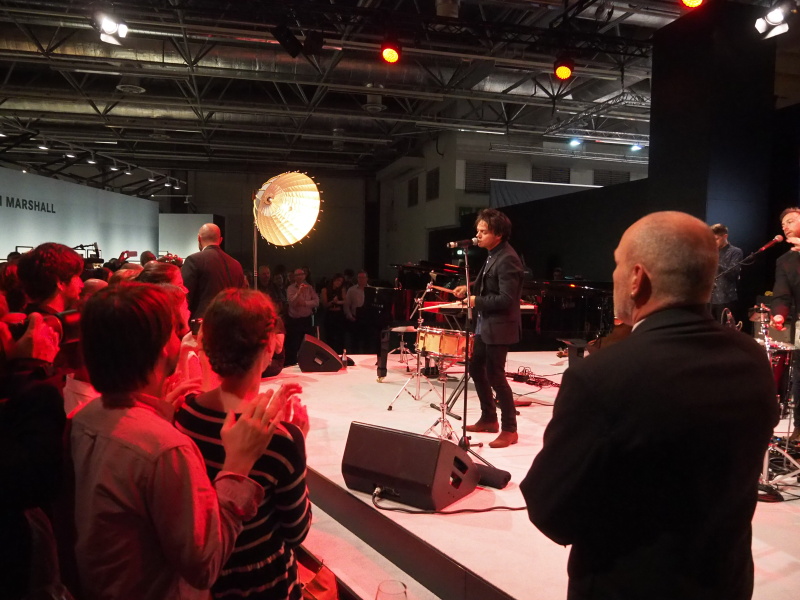 歓声の中、演奏が始まった。ステージとの間には柵もない