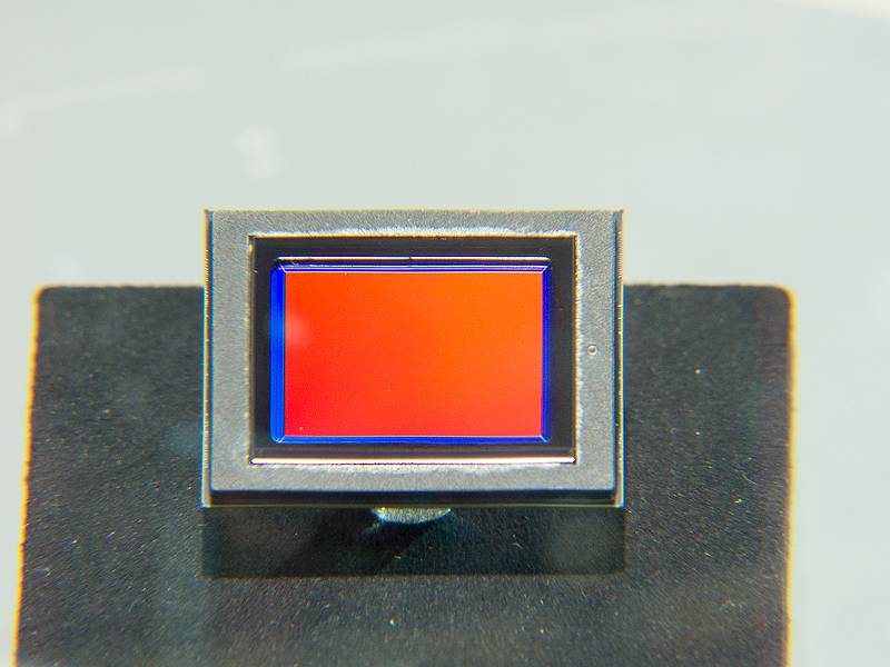 2,800万画素の裏面照射型CMOSセンサー