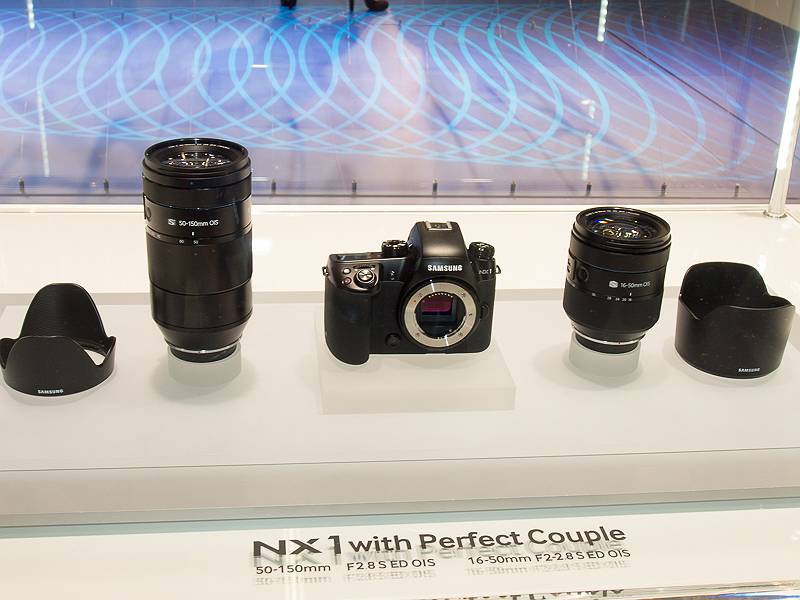 NX1と最適な組み合わせという大口径ズームレンズを2本用意