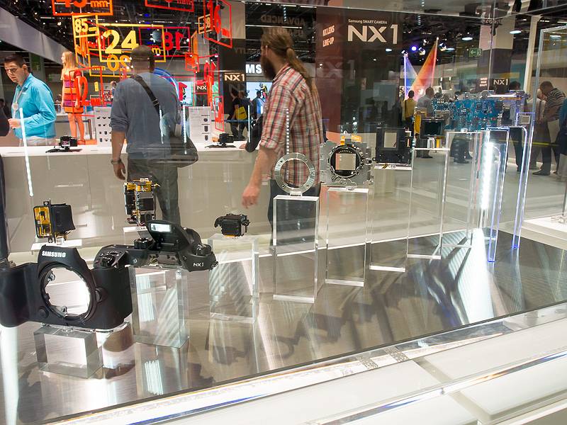 NX1はマグネシウムボディに各種シーリングによる防塵防滴性能を備えている