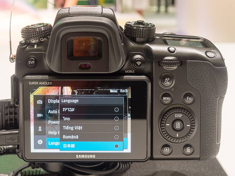 NX1では、同社のレンズ交換式では初めて日本語表示に対応していた