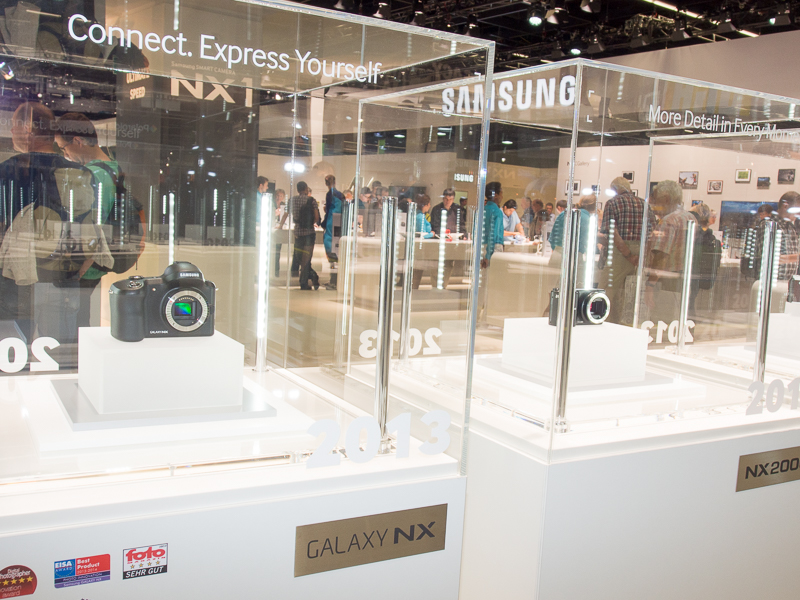 過去のラインナップ紹介のコーナーも。初代NX10は2010年