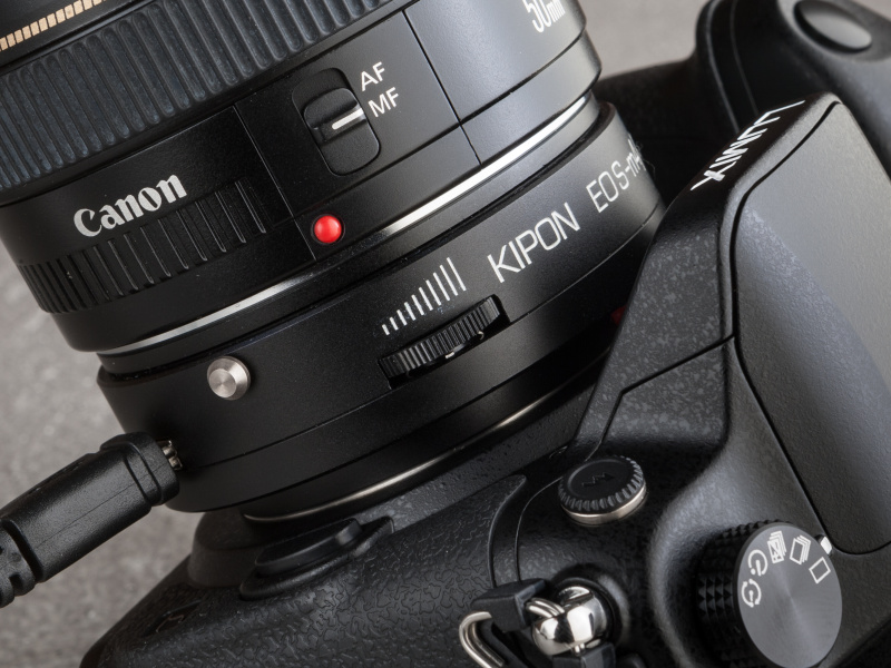 アダプター側面のダイヤルをまわすと、EFレンズの絞りを電子的にコントロールできる