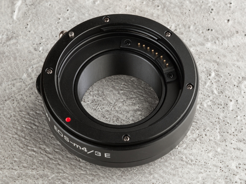 キポンのEOS-m43 Eは、リモコンとモバイルバッテリー付きで焦点工房にて4万9,800円だ