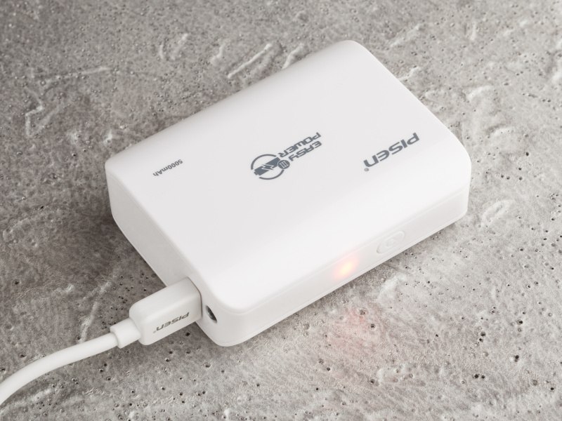 付属のモバイルバッテリーはUSB充電に対応。ボタンの2度押しでLEDライトも点灯する