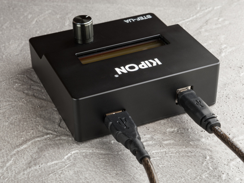 付属する2本のUSBケーブルで、モバイルバッテリーとマウントアダプターを接続する