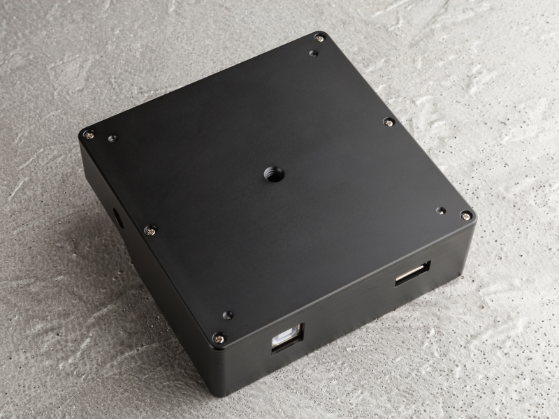 リモートコントローラーの底面には三脚穴があり、固定して使うことも可能だ。