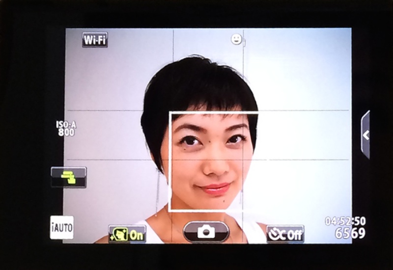 自撮りモードのカメラ側の液晶画面。画面下部の左から「eポートレート」ON/OFF、シャッターボタン、カスタムセルフタイマーON/OFFの設定ができます