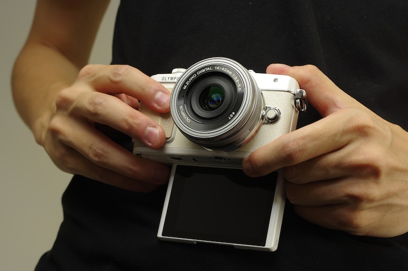 液晶モニターは下方向に180度開きます。いままでにないギミックです。