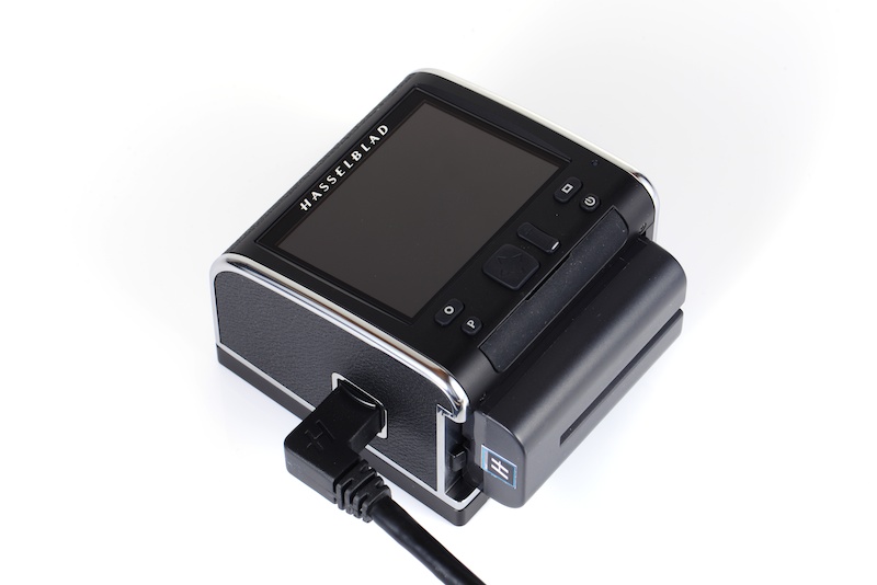 テザー撮影などでパソコンと接続する際はFirewire 800ケーブルで接続する。