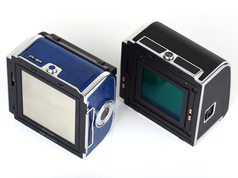 120のフィルムバック（左）と比較してみるとほとんど大きさが変わらないことがわかるだろう。CFV-50cは本体のみで530gと見た目以上に軽量だ。