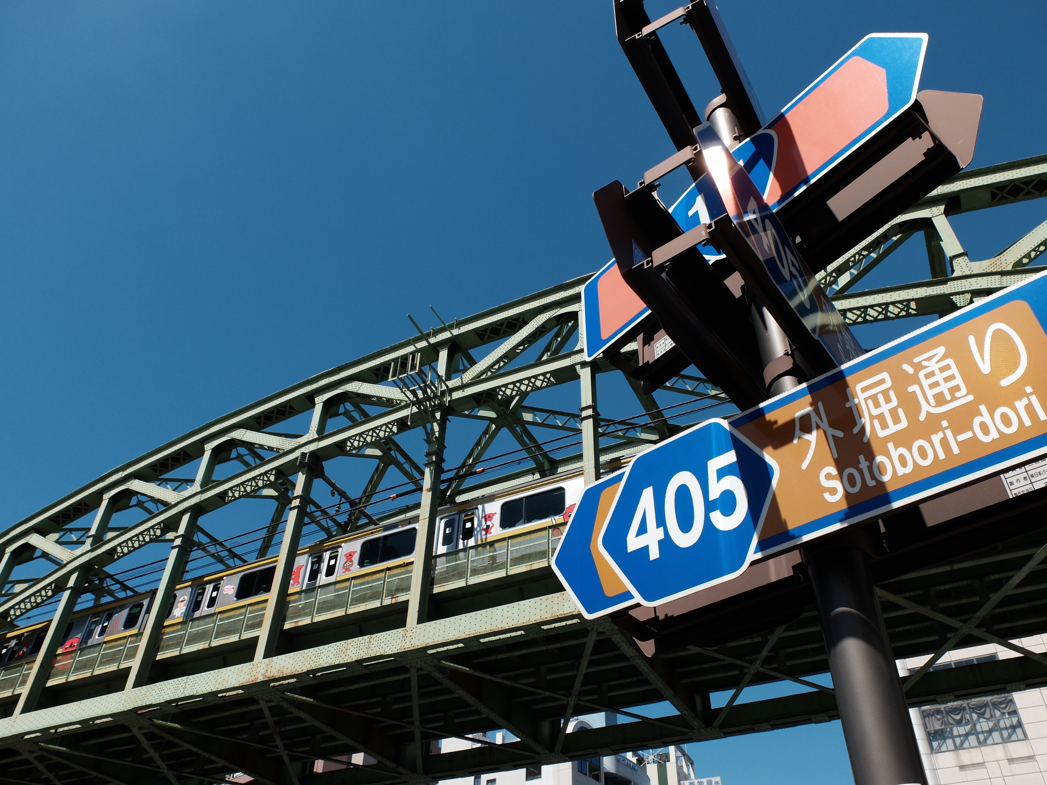 ワイド端7.1mmで撮影。絞りはF4。ピントは標識に合わせているが、ほぼパンフォーカスとなる。色調は全体に地味ながらコクのあるものに仕上がっている。フィルムシミュレーション：クラシッククローム。FUJIFILM X30／1/950秒／F4.0／ISO100／絞り優先AE／焦点距離7.1mm