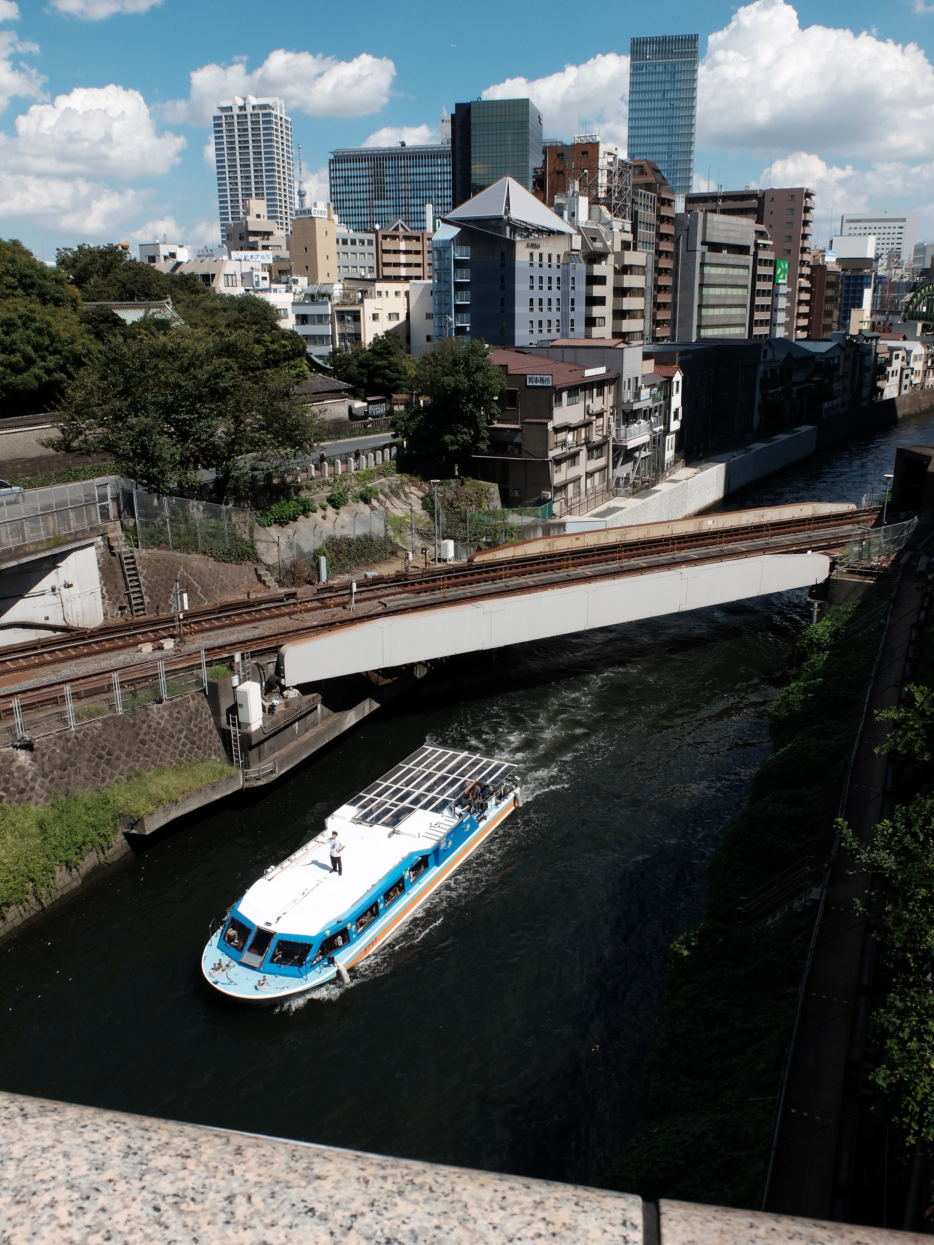 シャドー部の深みが増し、より立体感のある仕上がりだ。ワイド端7.1mmでの撮影だが、画面周辺部の色のにじみの少なさは特筆すべきところといってよい。フィルムシミュレーション：クラシッククローム。FUJIFILM X30／1/600秒／F5.6／ISO100／絞り優先AE／焦点距離7.1mm