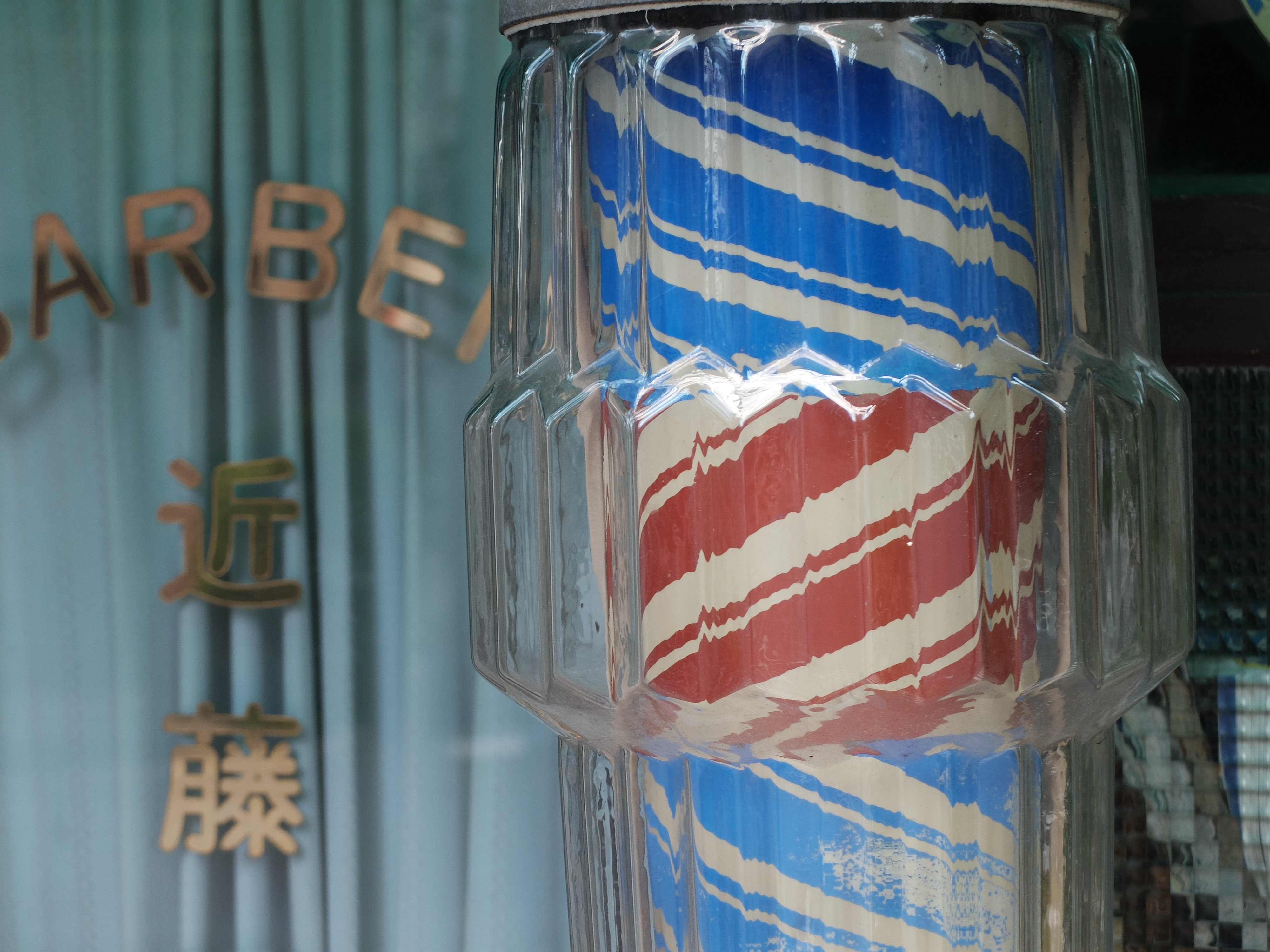 こちらはテレ端、開放での撮影だが、やはり大きなボケは難しい。ホワイトバランスはオート。日陰での撮影ながら青みを帯びることがなく、ニュートラルな色あいだ。フィルムシミュレーション：クラシッククローム。FUJIFILM X30／1/100秒／F2.0／ISO100／絞り優先AE／焦点距離28.4mm