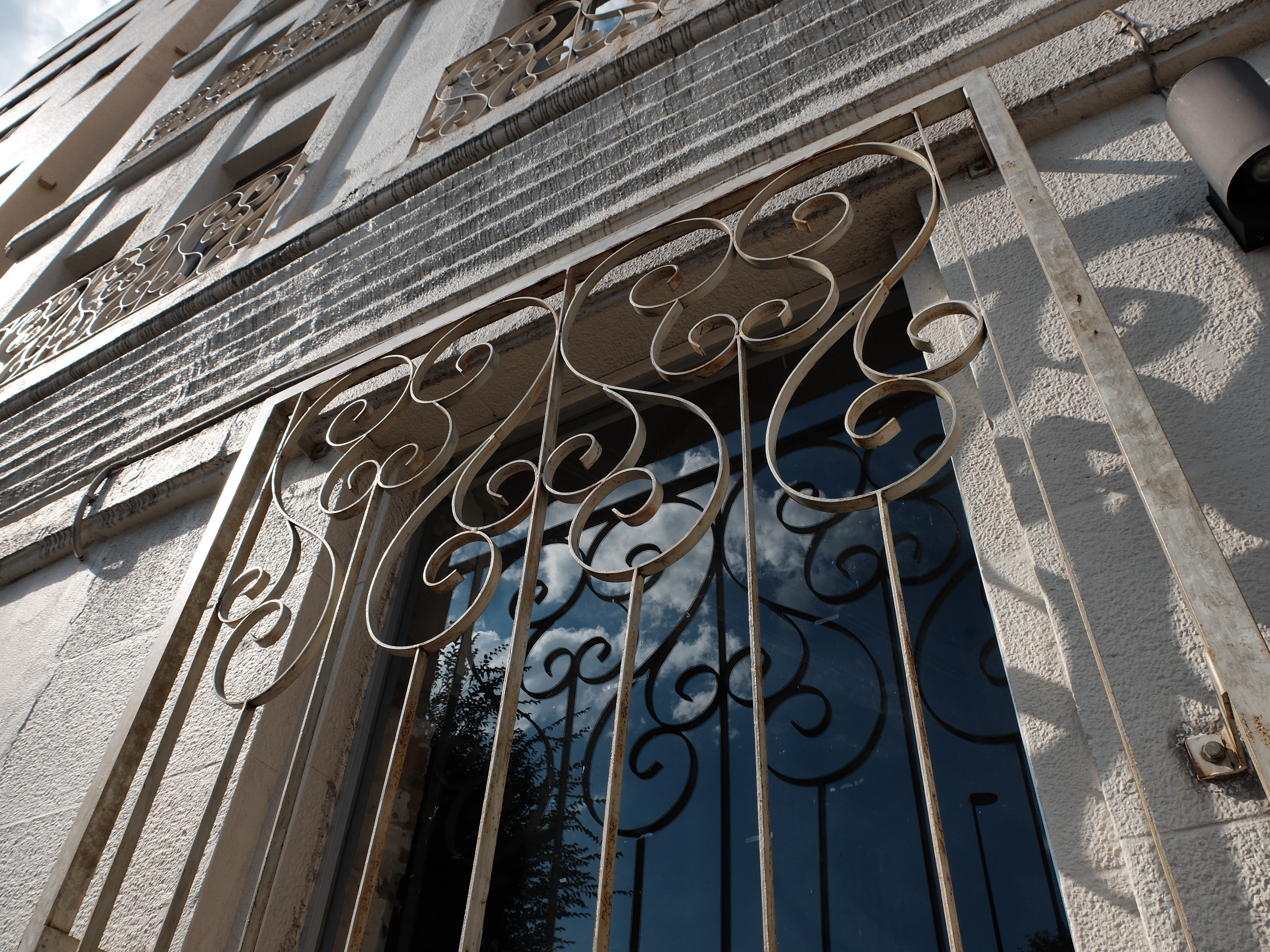 近年の高画質志向のデジタルカメラとしては小さな部類に入る2/3インチセンサーだが、ハイライトからシャドー部まで不足のない階調再現性である。シャープネスも高く立体感のある描写だ。フィルムシミュレーション：クラシッククローム。FUJIFILM X30／1/850秒／F4.0／ISO100／絞り優先AE／焦点距離7.1mm