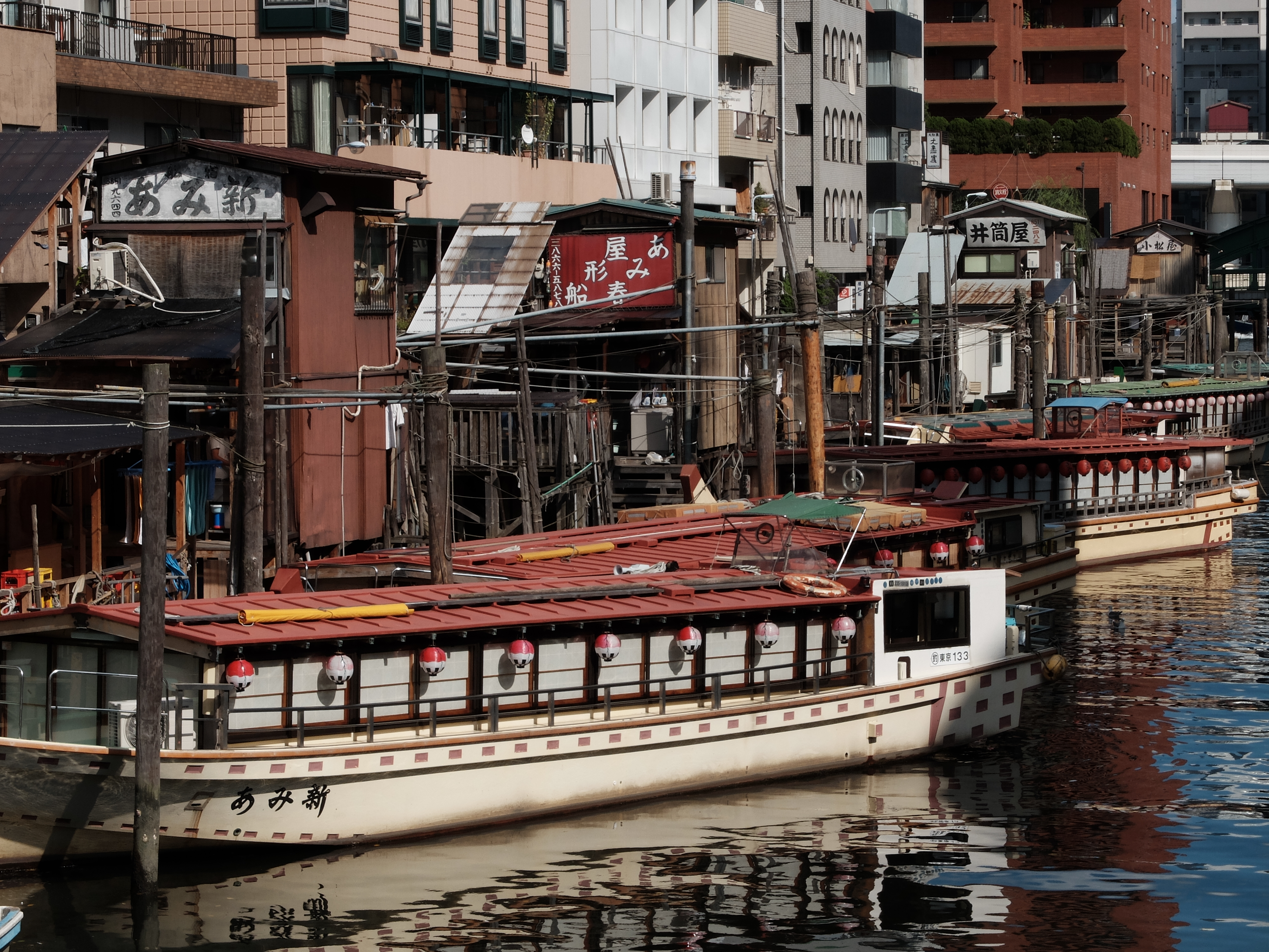 ワイド側では画面周辺部に描写の甘さが残るが、テレ側では改善され画面全体でキレのよい描写が得られる。クラシッククロームの特徴である渋々の色調は、このような被写体に特に適しているように思える。フィルムシミュレーション：クラシッククローム。FUJIFILM X30／1/400秒／F8.0／ISO100／絞り優先AE／焦点距離28.4mm