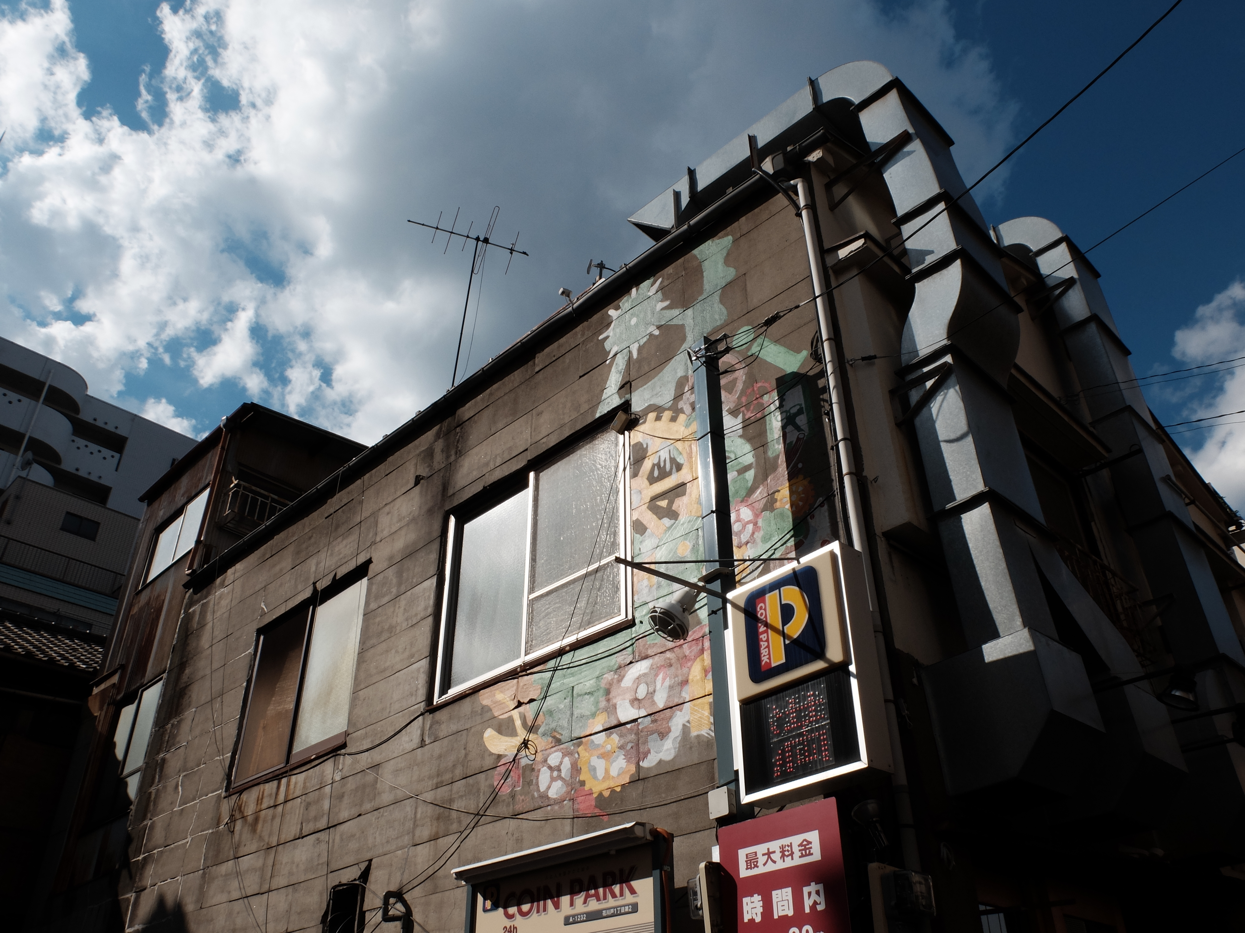 色調に派手さはないものの、シャドー部のコントラストが高く独特の重みのある描写が得られる。さらにハイライト部もシャドー部もよく粘り、白トビ黒ツブレは最小限といったところ。フィルムシミュレーション：クラシッククローム。FUJIFILM X30／1/450秒／F8.0／ISO100／絞り優先AE／焦点距離7.1mm