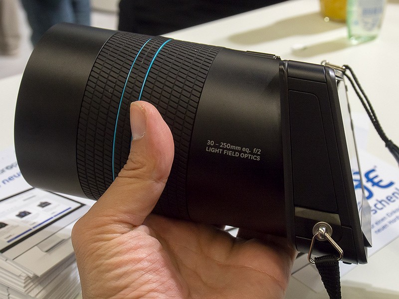 30-250mm相当で、F2の大口径高倍率ズームレンズ