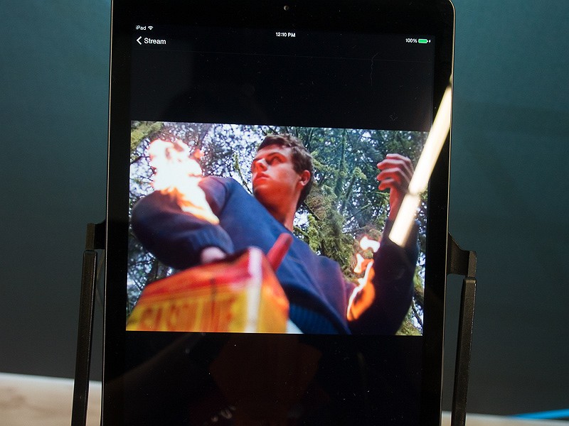 背景の木々にピントを合わせたり、中央の人物にピントを合わせたり、前景の缶にピントを合わせたりと、自由自在。なお、ファイルは独自のRAW形式となる