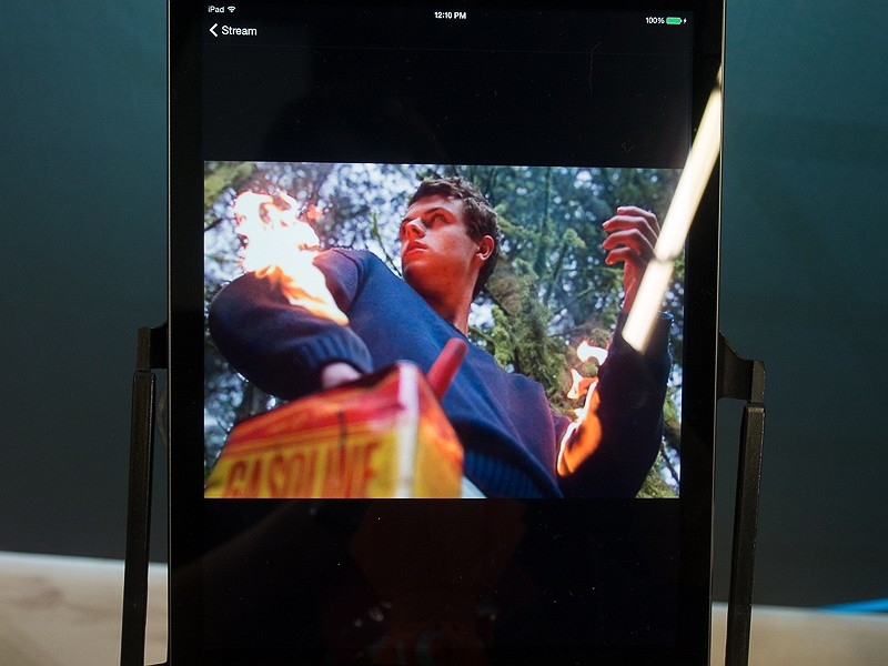 背景の木々にピントを合わせたり、中央の人物にピントを合わせたり、前景の缶にピントを合わせたりと、自由自在。なお、ファイルは独自のRAW形式となる